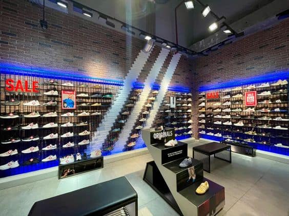 Mẫu thi công shop giày thể thao