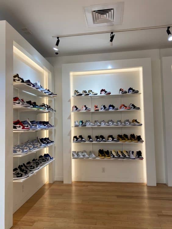 Mẫu thi công shop giày thể thao đẹp và hiện đại