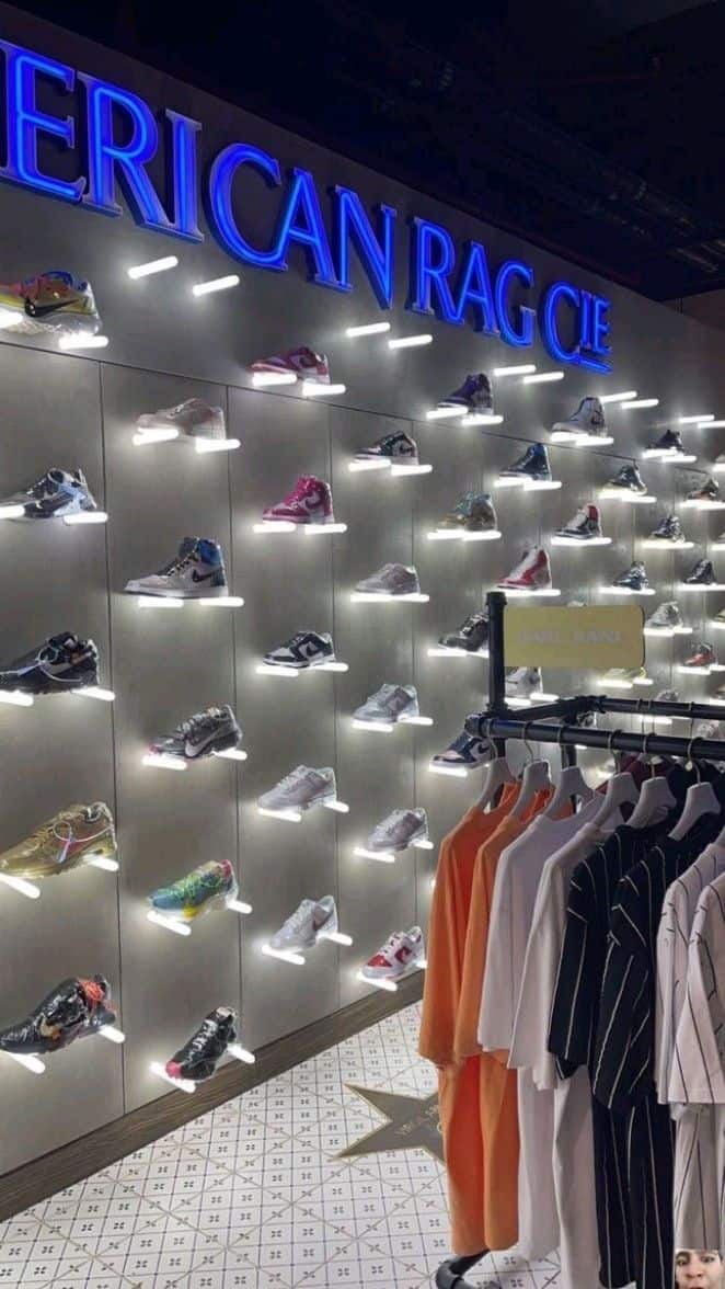 Mẫu thi công shop giày thể thao đẹp và hiện đại
