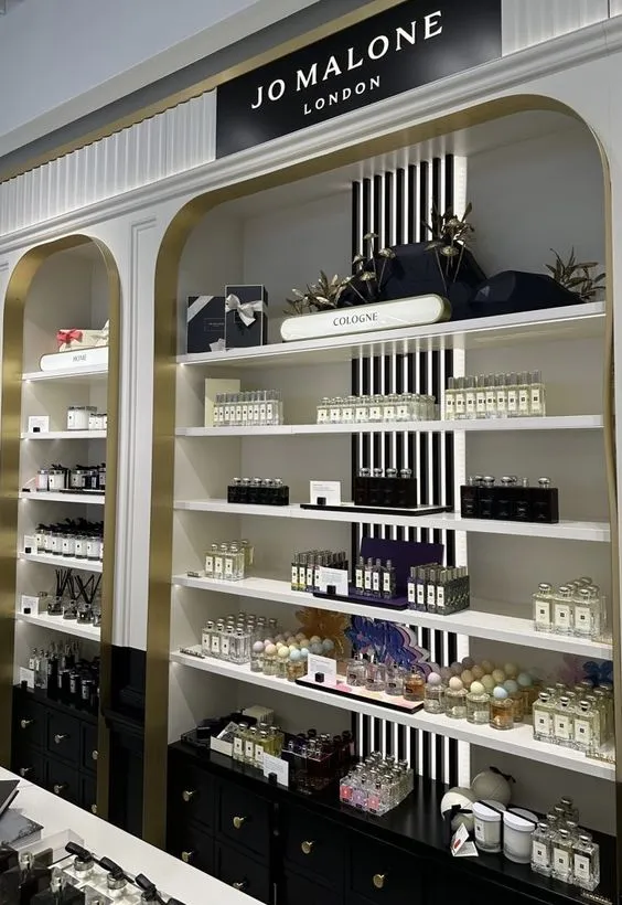 Thi Công Shop Nước Hoa Trọn Gói Và Chuyên Nghiệp 3 Thi công shop nước hoa sang trọng và đẳng cấp