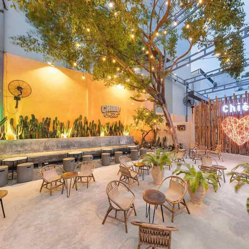 Thiết kế quán cafe với cây xanh