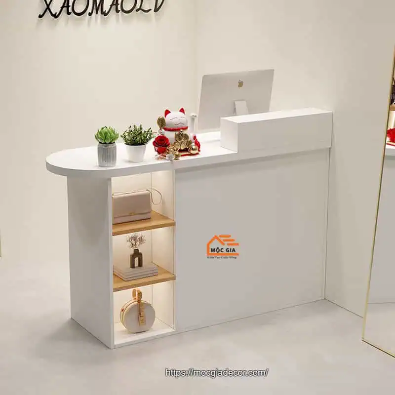 Quầy thu ngân với cây cảnh