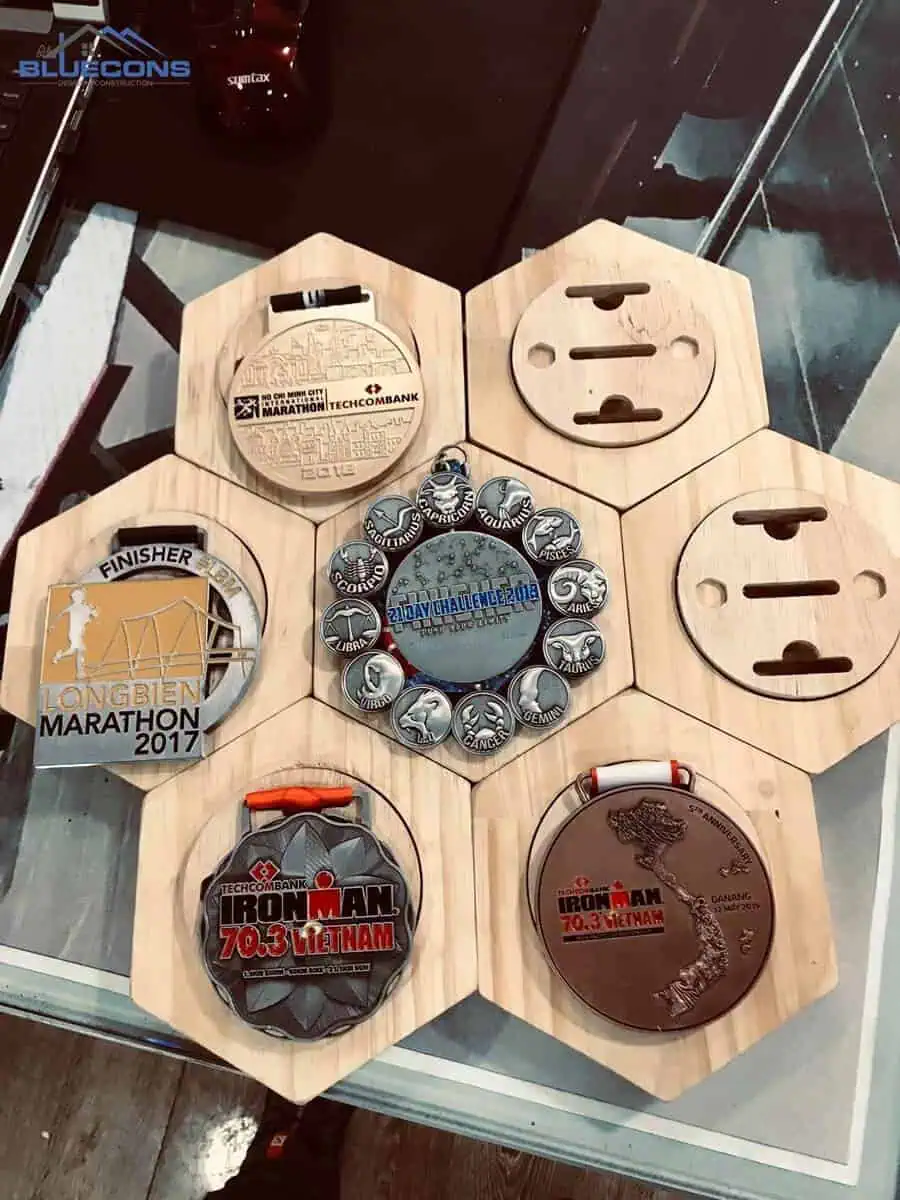 +15 mẫu tủ treo huy chương đẹp, bắt mắt và sang trọng nhất 2024 14 Tủ gỗ MDF treo huy chương hiện đại