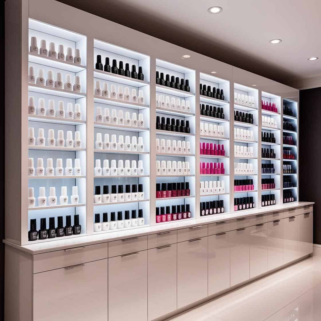tủ trưng bày sơn móng cho tiệm nail màu trắng dài 6m cao 3m